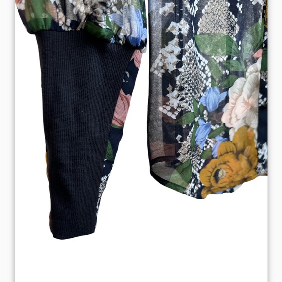 CAbi Snake Charmer Floral Button Down Blouse size S - Picture 3 of 11